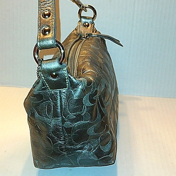 L@@K! Vintage & Rare COACH Metallic Silver Signature C embossed Demi Baguette - Picture 5 of 16